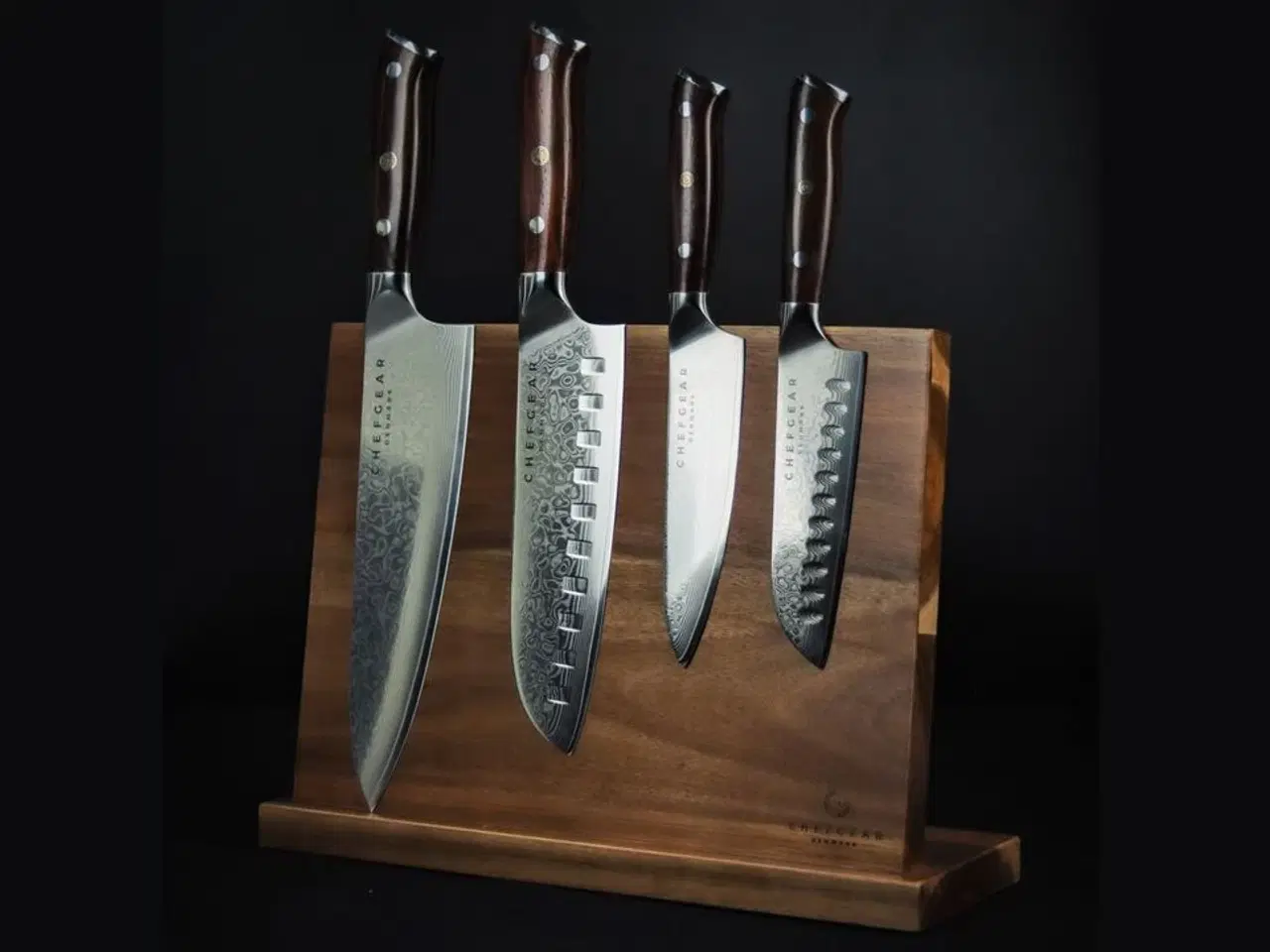 Billede 1 - Køkkenknivsæt udført i 67 lags Damaskus stål samt magnetisk knivholder.