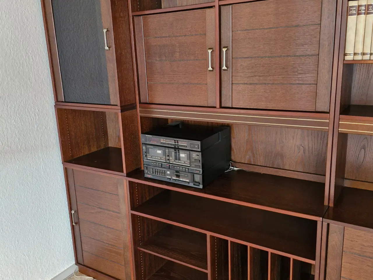 Billede 3 - Reolsystem i maghonifarvet finér