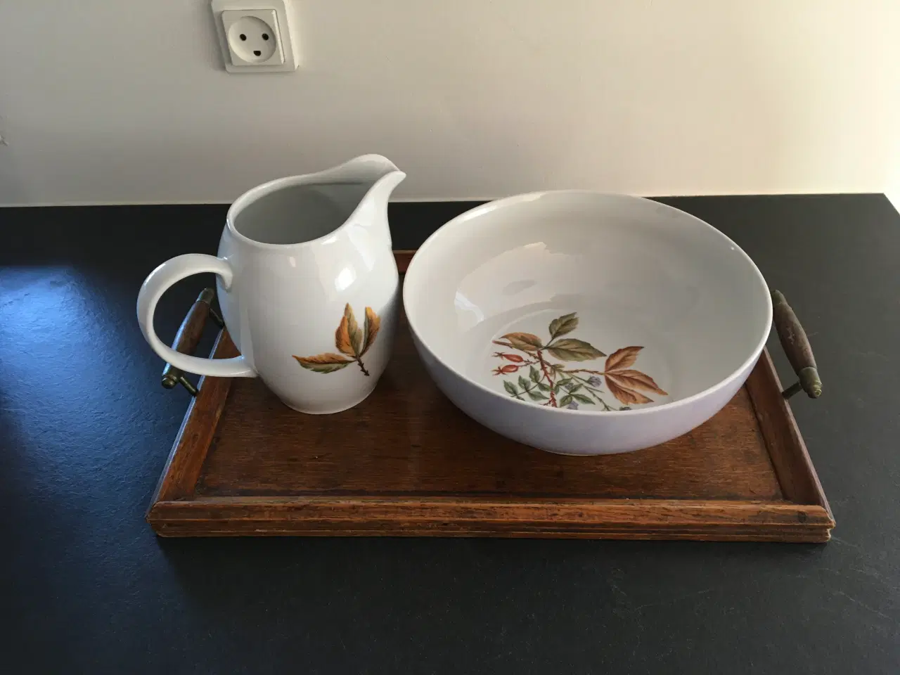 Billede 2 - Håndmalet skål og kande  i porcelæn med flot motiv