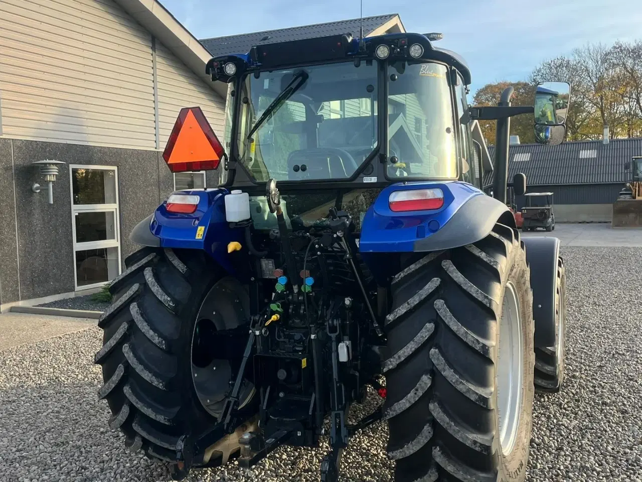 Billede 19 - New Holland T5.100 Blue Power udstyrs model, med brede hjul, frontlift og ekstra lys.