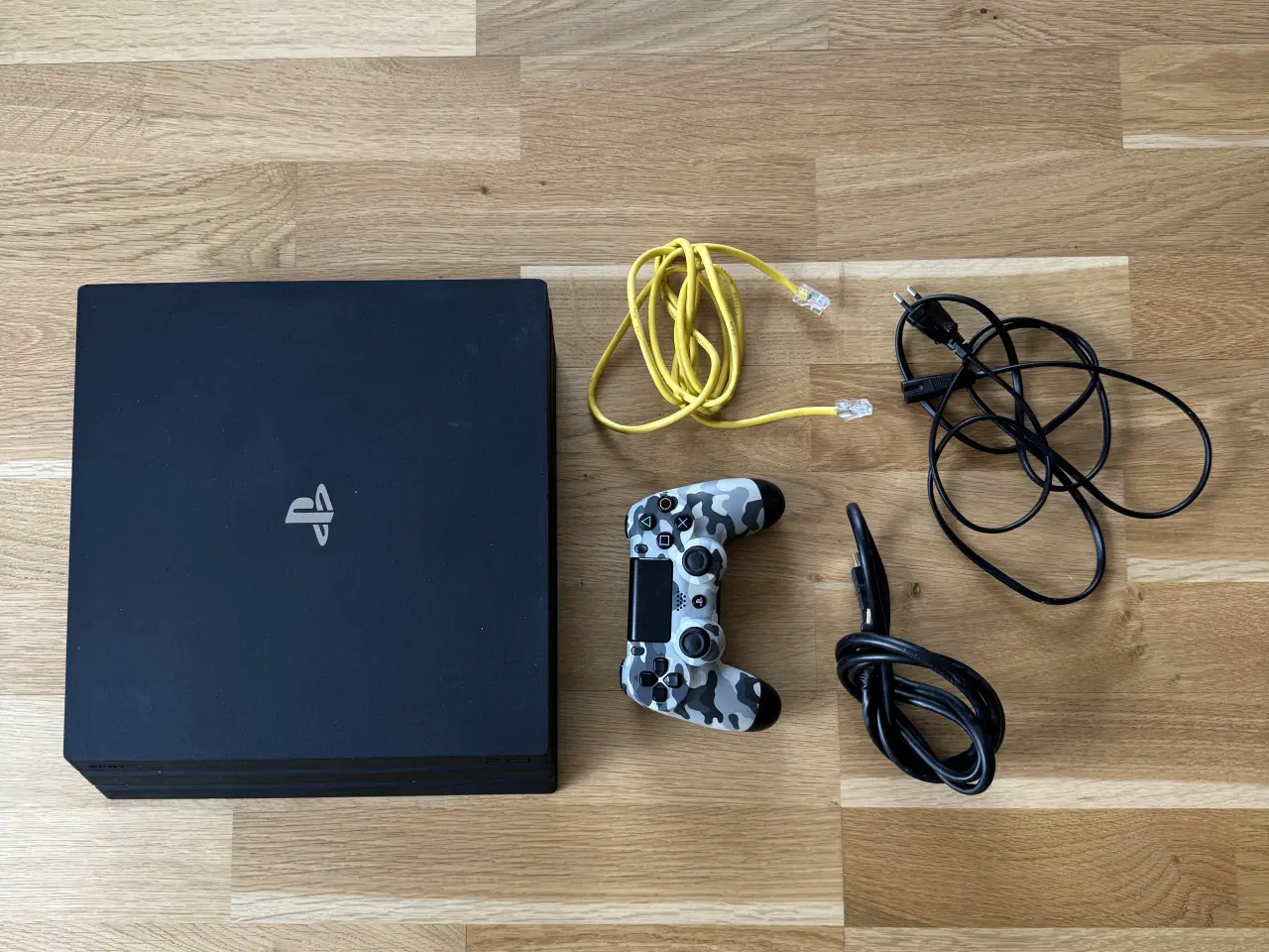 Billede 1 - Playstation 4 Pro inkl controller - klar til brug 