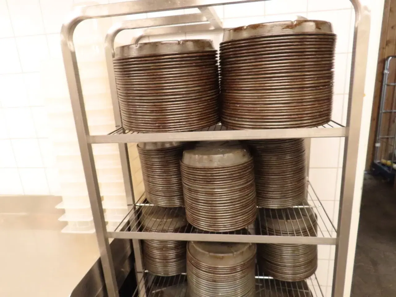 Billede 5 - To reoler på hjul