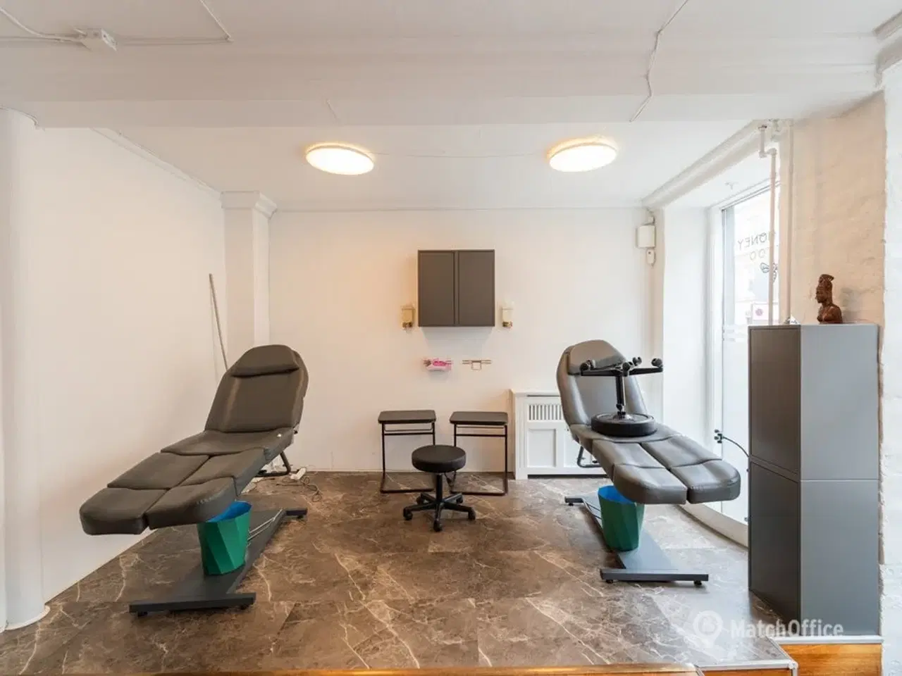 Billede 4 - UDLEJES: Høj stuelejlighed med store facadevinduer og potentiale – lige ved Vesterbros Torv