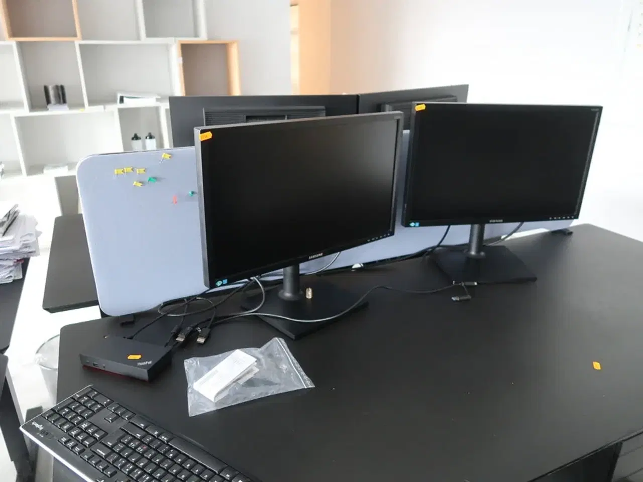Billede 1 - 2 stk. computerskærme SAMSUNG S24C, dockingstation LENOVO ThinkPad, tastatur