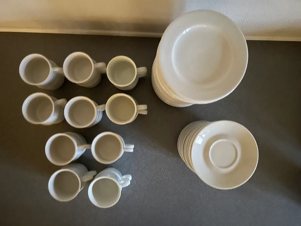 Billede 3 - Hvidt stel. Kopper, underkopper og kagetallerkener