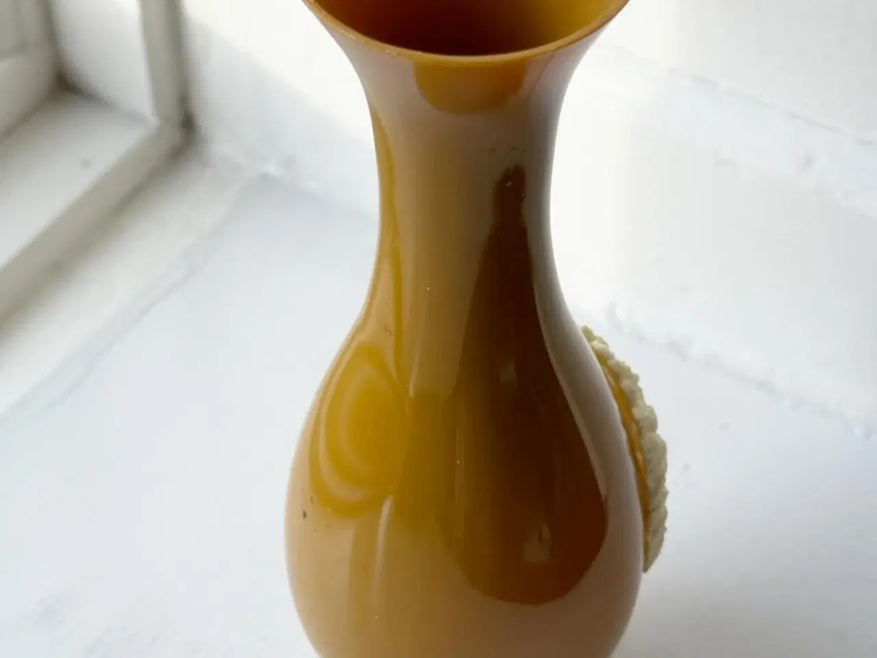 Billede 8 - Vase, sennepsgul plast m plastrelief