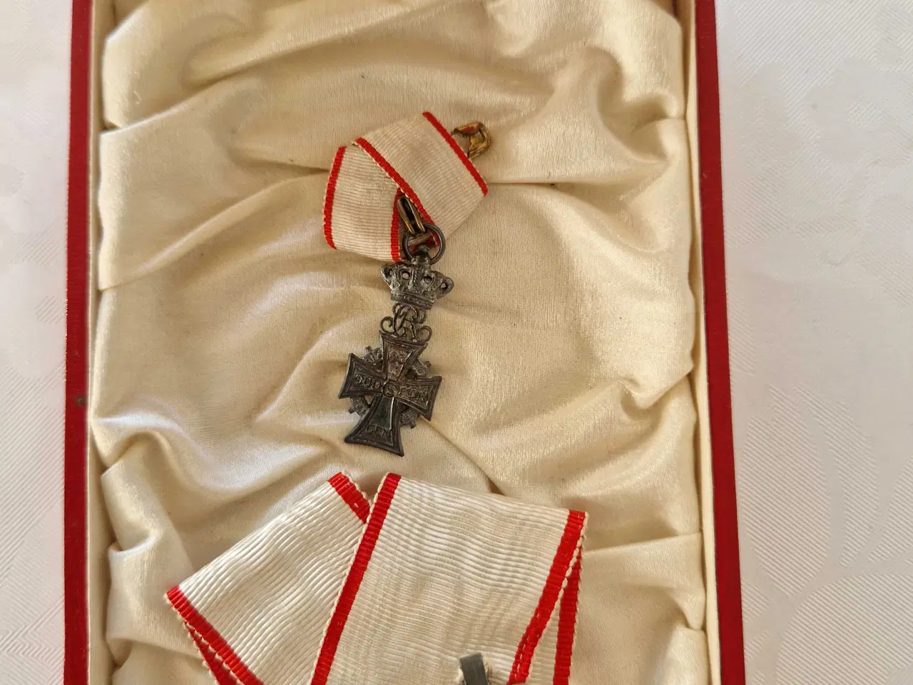 Billede 4 - Miniature ridderkors I original æske med papirer