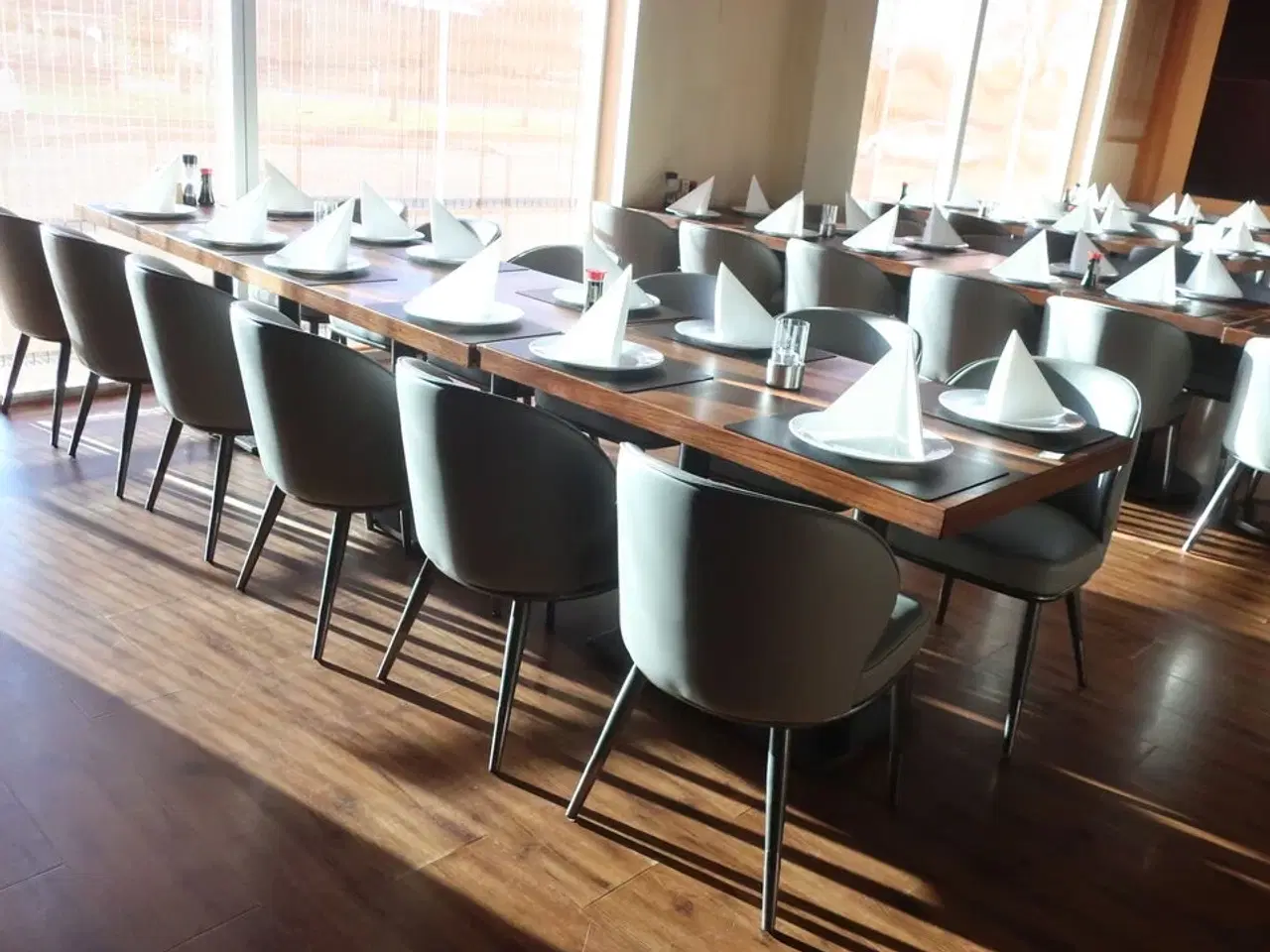 Billede 3 - Fire borde og 12 nye stole