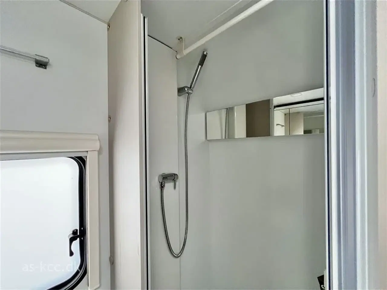 Billede 14 - 2023 - Adria Adora 573 PT Adria Adora 573 PT årg 2023, 7 sovepladser, 5 siddepladser. Dobbeltseng og rundsiddegruppe samt 3 køjer, mikroovn