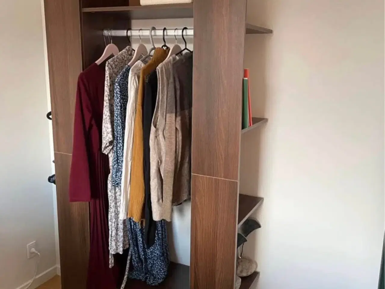 Billede 2 - Super flot Tøj/Garderobe Skab