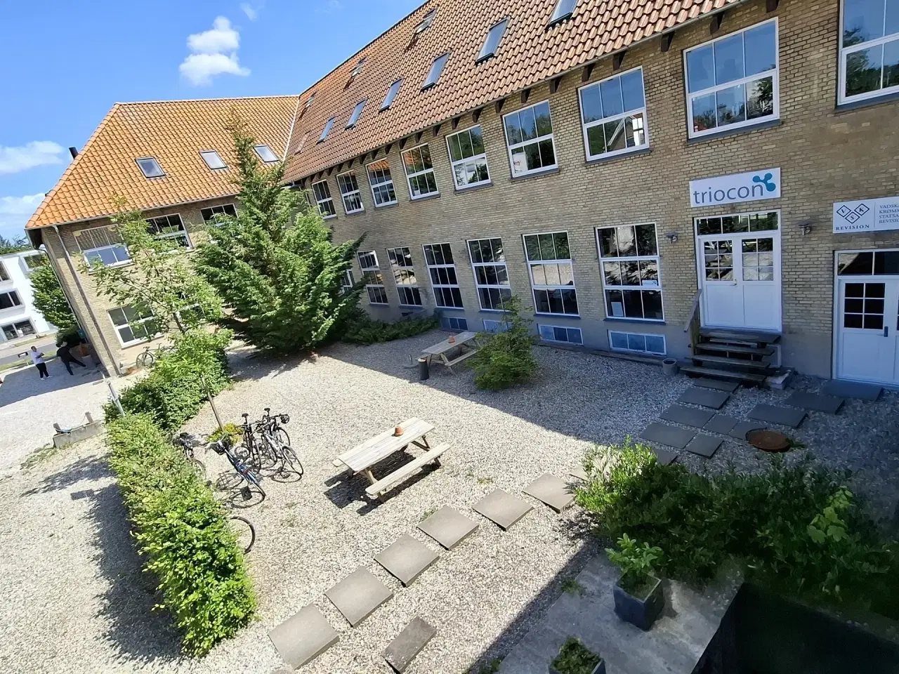 Billede 1 - Kontor/ butik mm. i gammel fabrik - Totalrenoveret – 201 / 255 / 456 kvm - Parkeringsplads lige bag ejendommen.