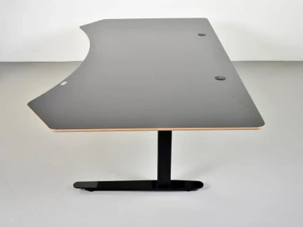 Billede 2 - Hæve-/sænkebord med mavebue og kabelbakke, 230 cm.