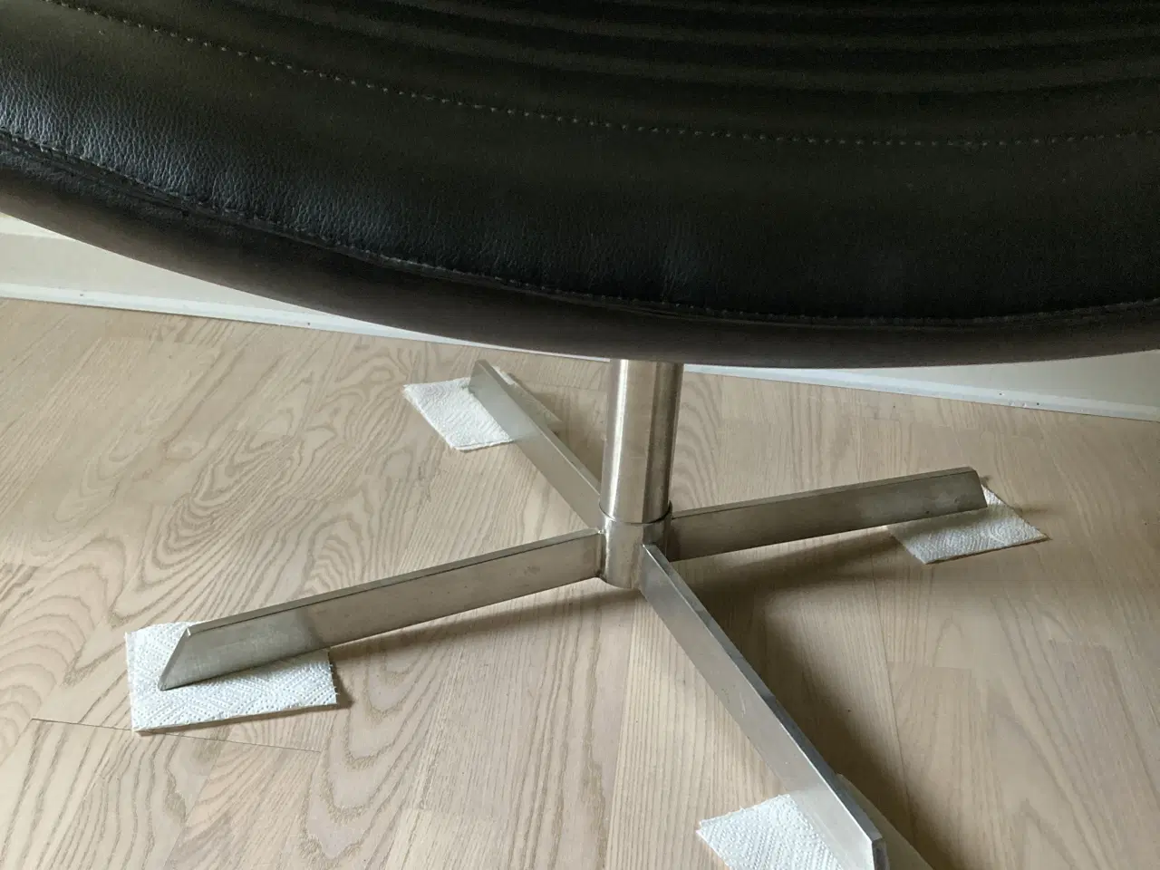 Billede 2 - Sort imiteret skind stol