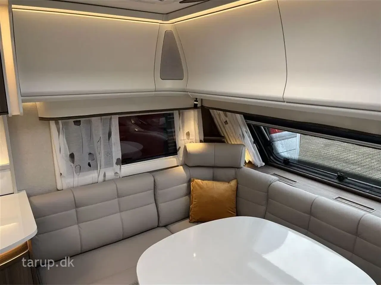 Billede 8 - 2026 - Kabe Smaragd 520 XL KS Premium Line Fransk seng, rundsiddegruppe i beige skind, ALDE centralvarme, vandbåren gulvvarme, stort kompressor køleskab