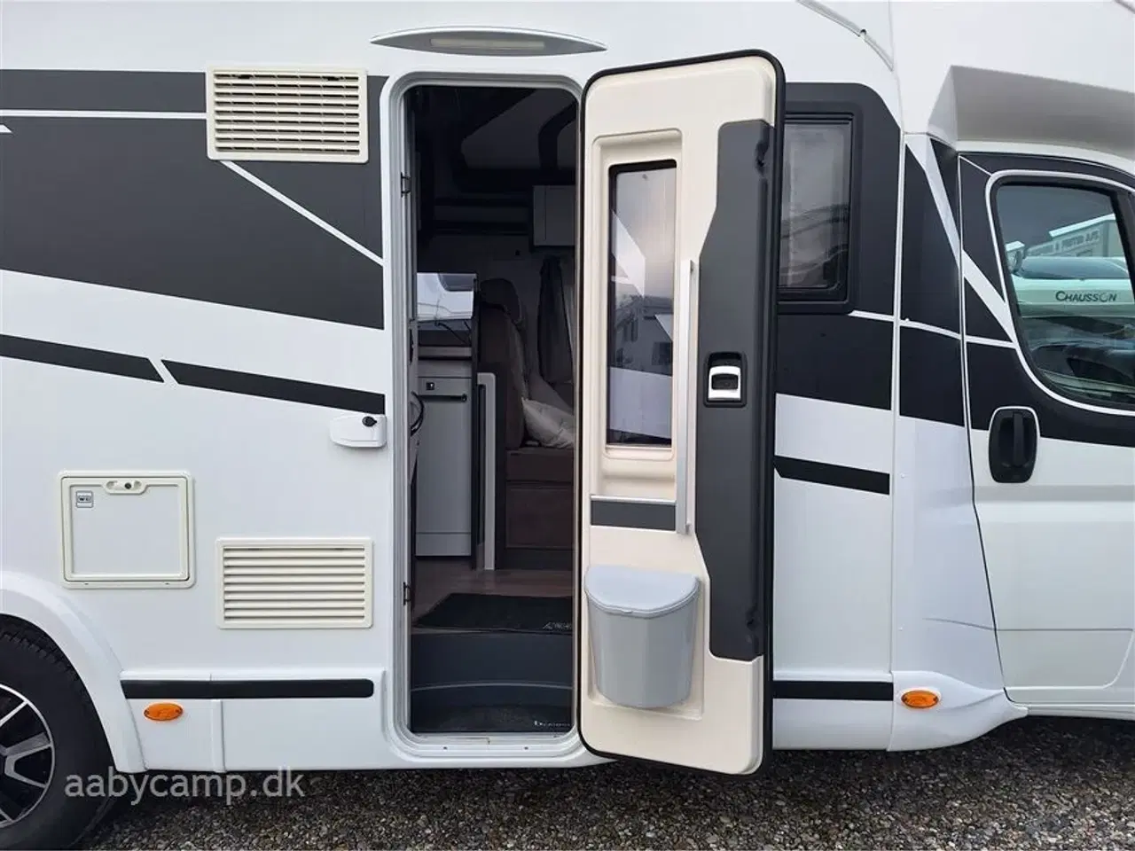 Billede 5 - 2020 - Benimar Mileo 296   QUEENSBED.SOLCELLER.INVERTER.A/C.STØTTEBEN.UDV. GASUDTAG.TV SAMT SOUNDBAR. UNDERVOGNSBEHANDLET. 5 SELEPLADSER