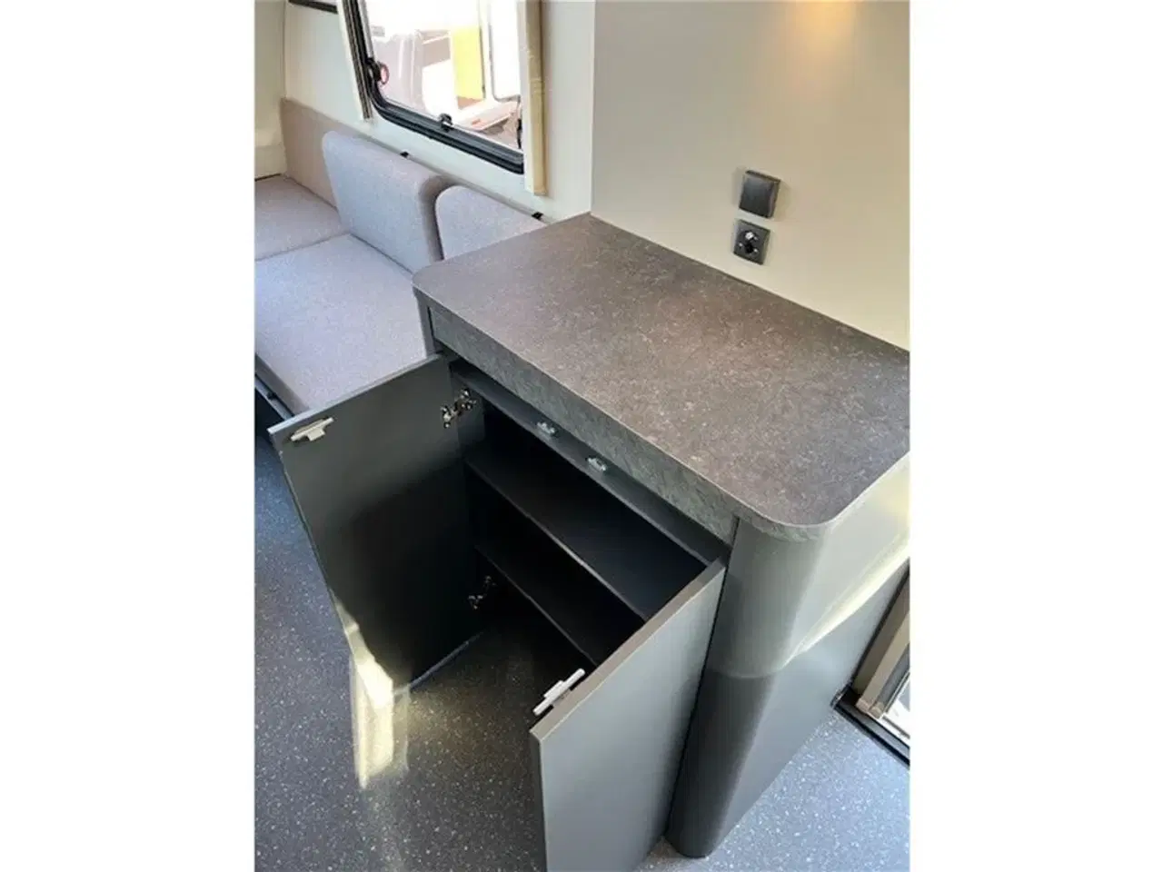 Billede 11 - 2026 - Adria Action 391 LH Classic   NY udgave! Enkeltsenge, sidehængt bord, endekøkken, Truma Combi-varme (gas), Soundbar, panorama-vindue, el-gulvvarme,