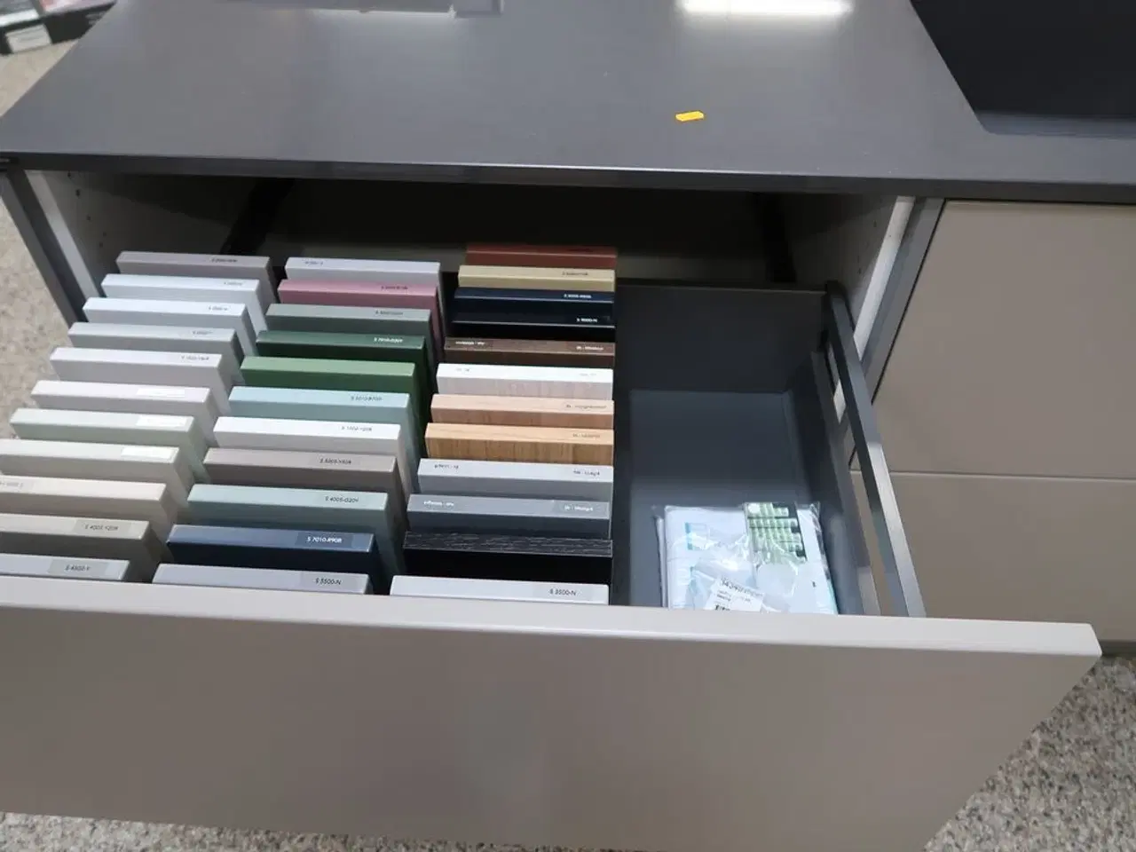 Billede 15 - Køkken NORDANRO uden hårdehvidearer/armatur med stenbordplade SILESTONE
