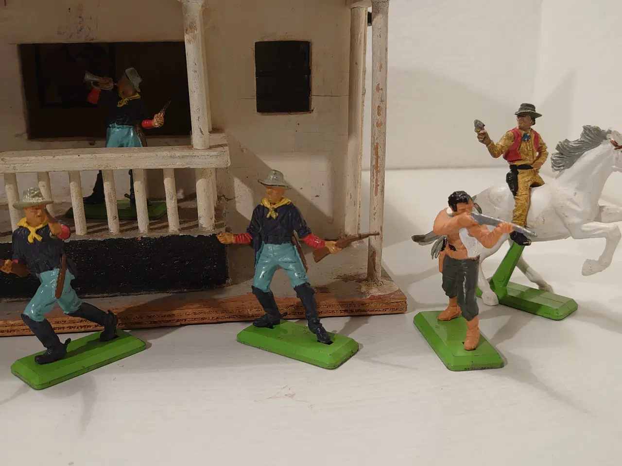 Billede 4 - Gammelt Sherifkontor m. 9 Britains+1 Timpo figur.