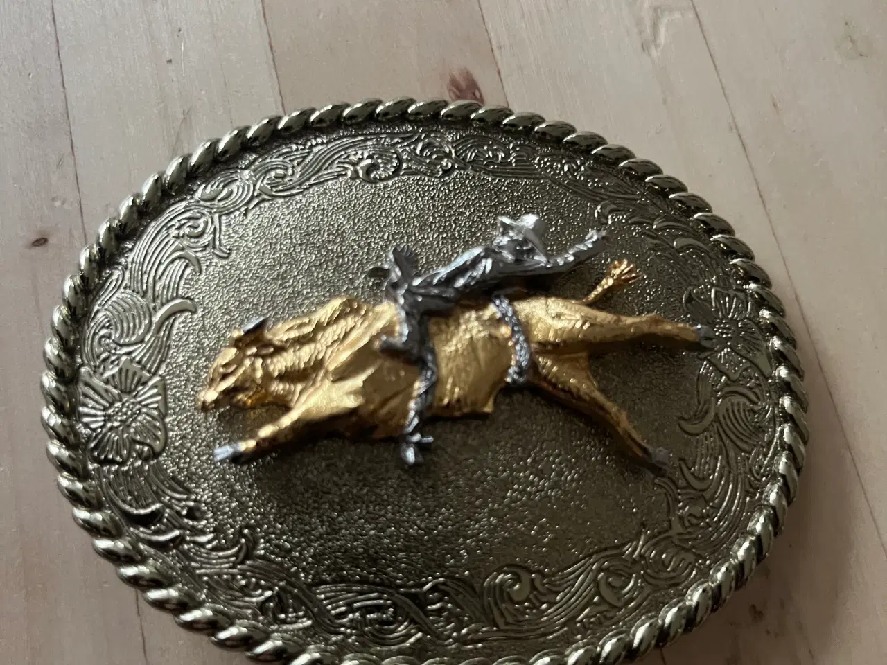 Billede 1 - Stort bæltespænde med rodeo rytter på tyr
