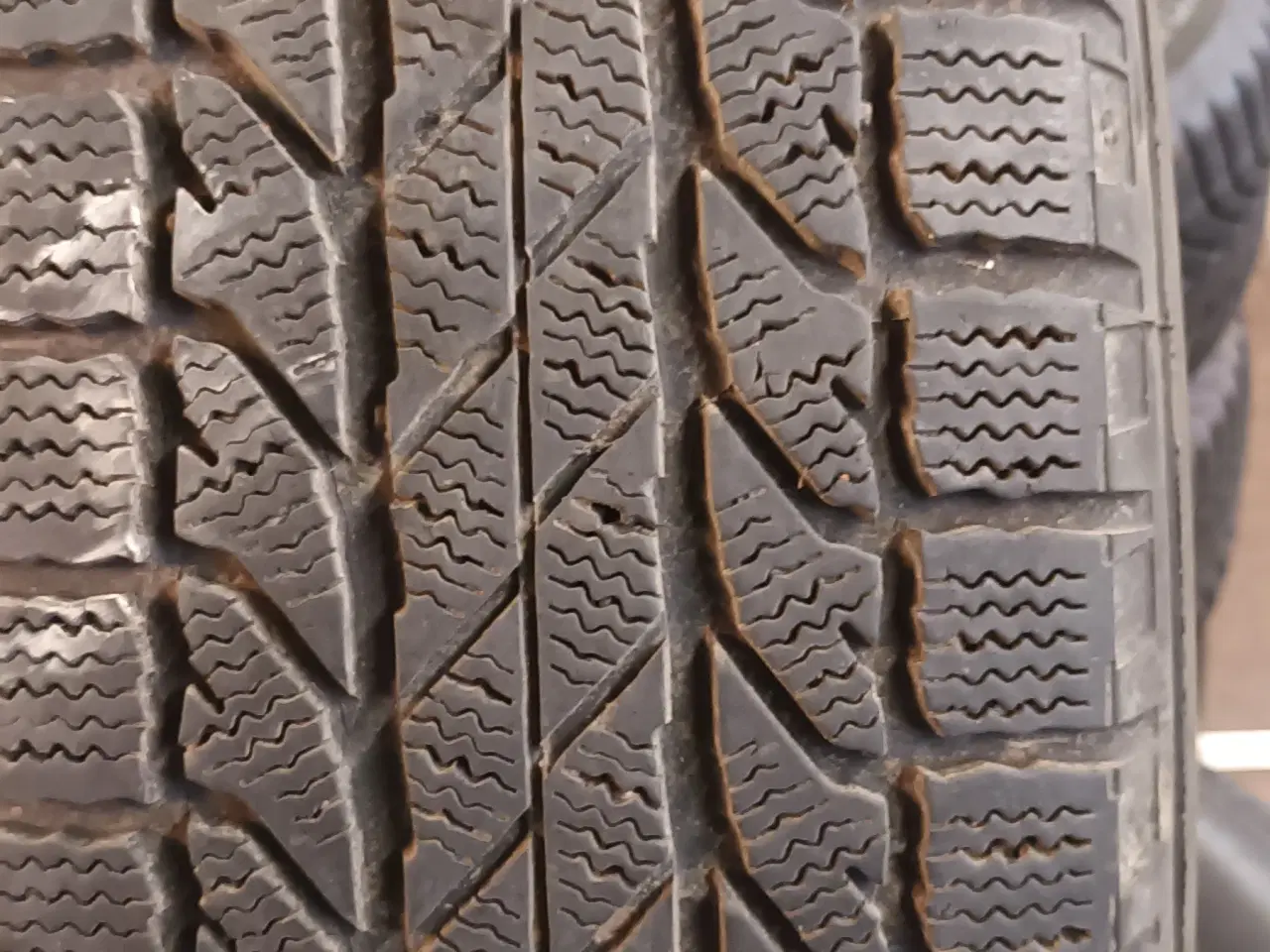 Billede 3 - Vinterdæk på Stålfælge 215/70R/16