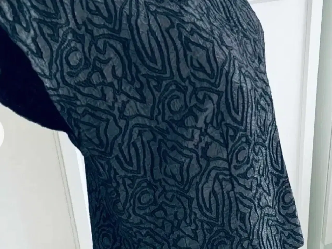 Billede 2 - T-shirt i mørk grå, flot stof 