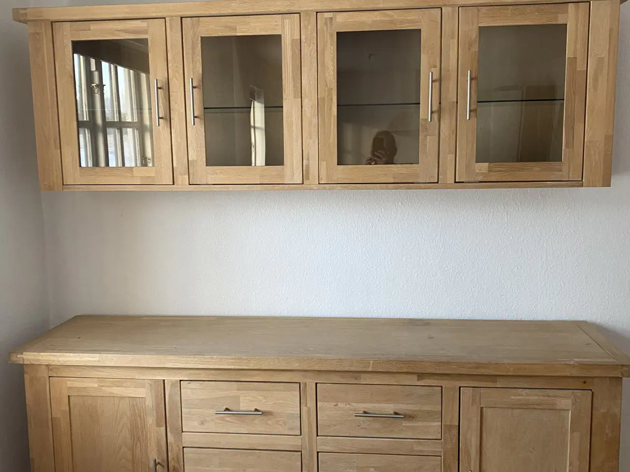 Billede 3 - Massiv egetræ skænk og vitrine