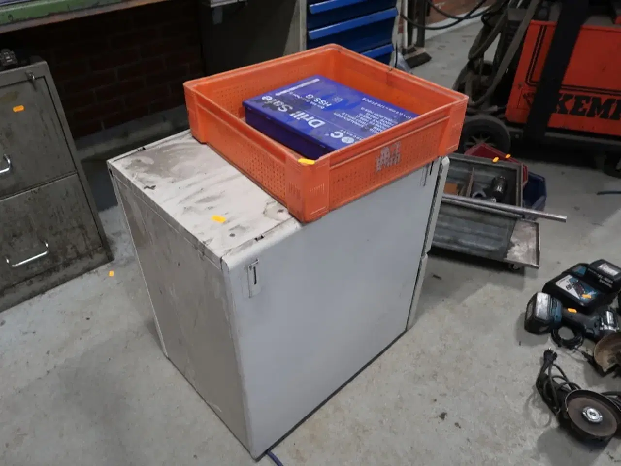 Billede 1 - Sortimentsskab med div. Bor