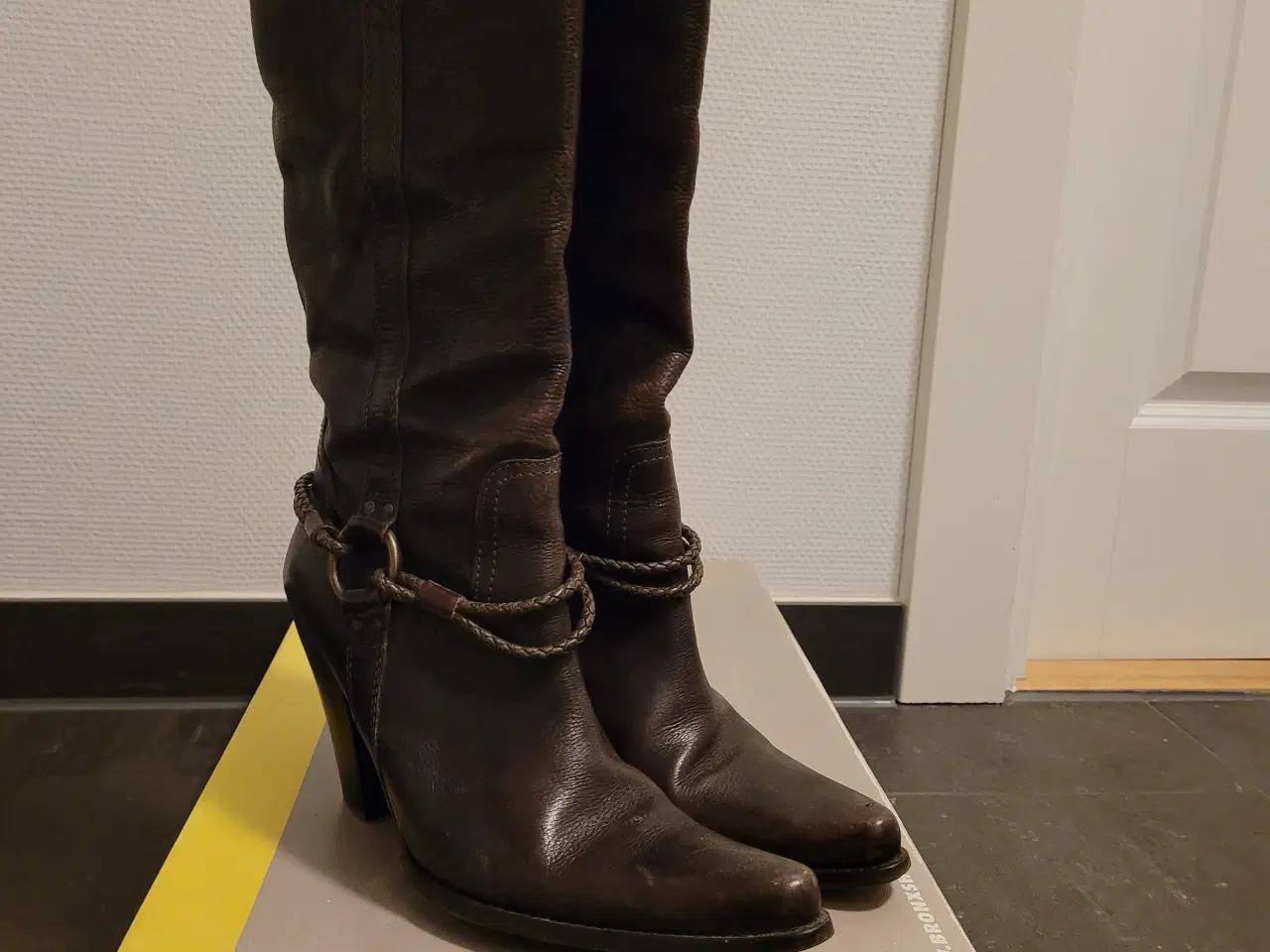 Billede 2 - Lange støvler i brun læder