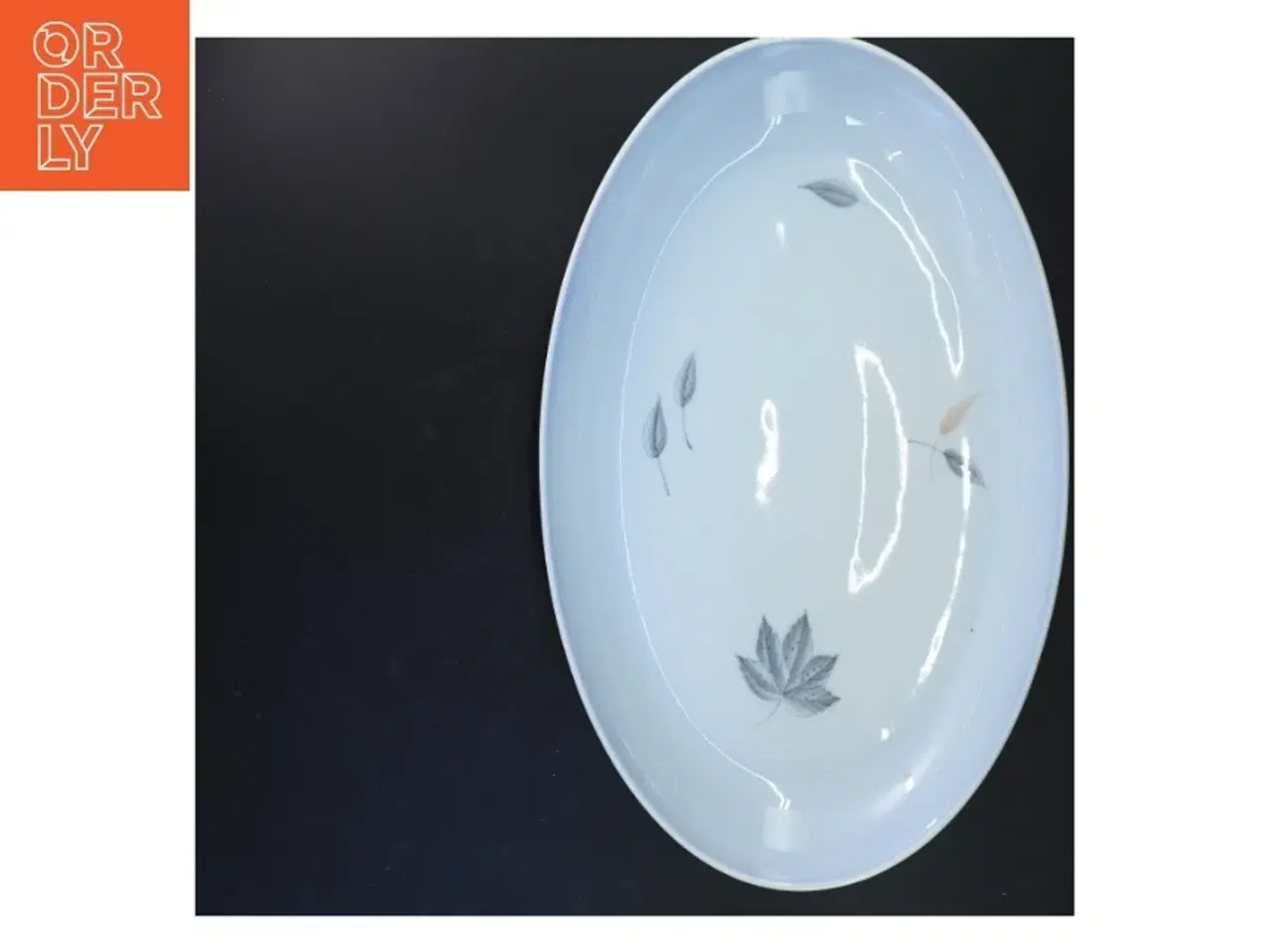 Billede 3 - Porcelænsfad med bladmotiv fra B&G (str. 5x40x28 cm)