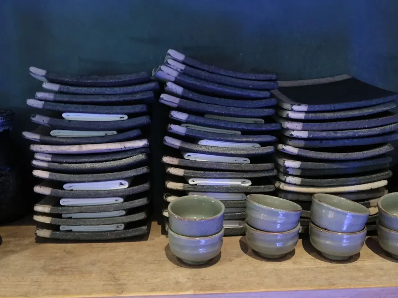 Billede 4 - Reol med indhold