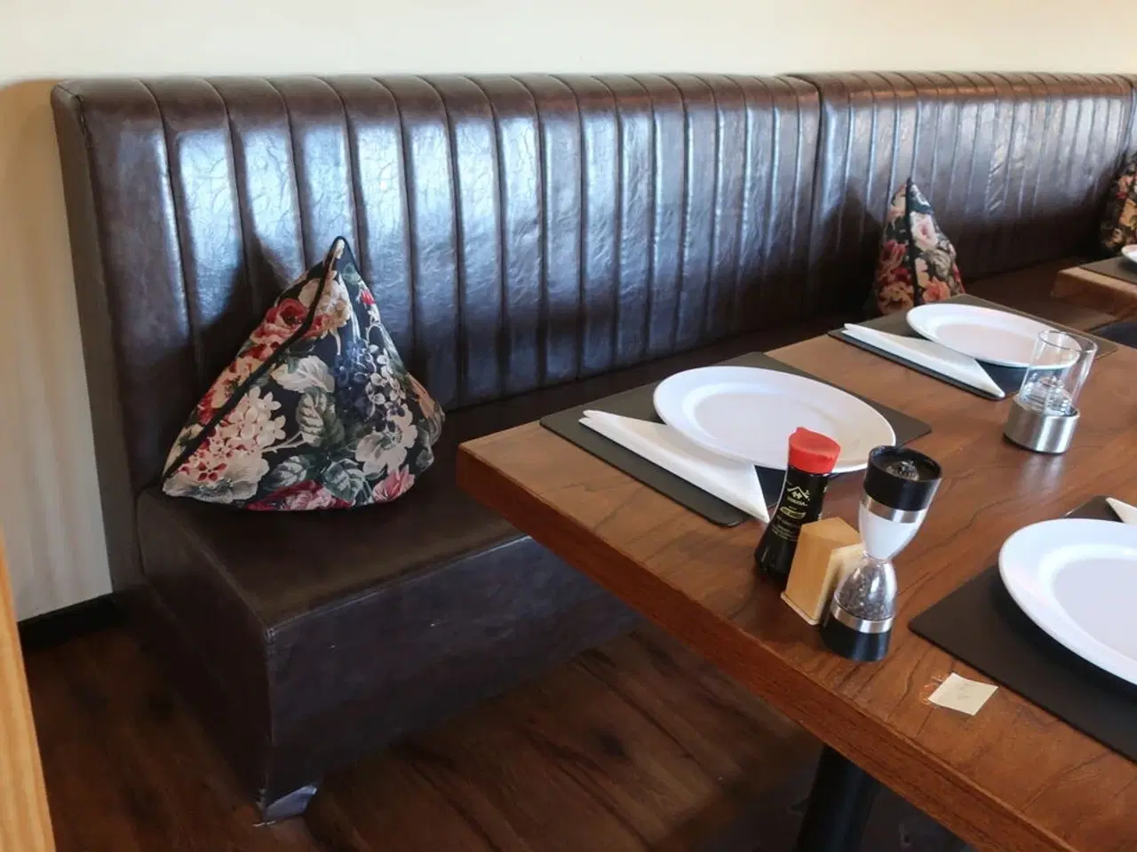 Billede 3 - 4 borde, 12 nye stole samt 5 bænke