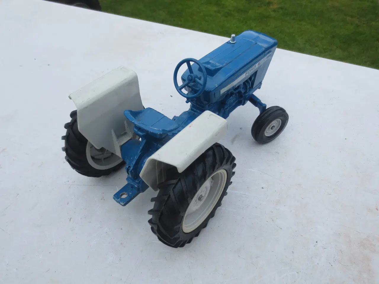 Billede 4 - 1 stk Modeltraktor    Ford 4600 og 4 hjulet vogn  