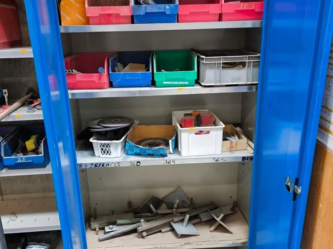 Billede 1 - Stålskab BLIKA inkl. indhold