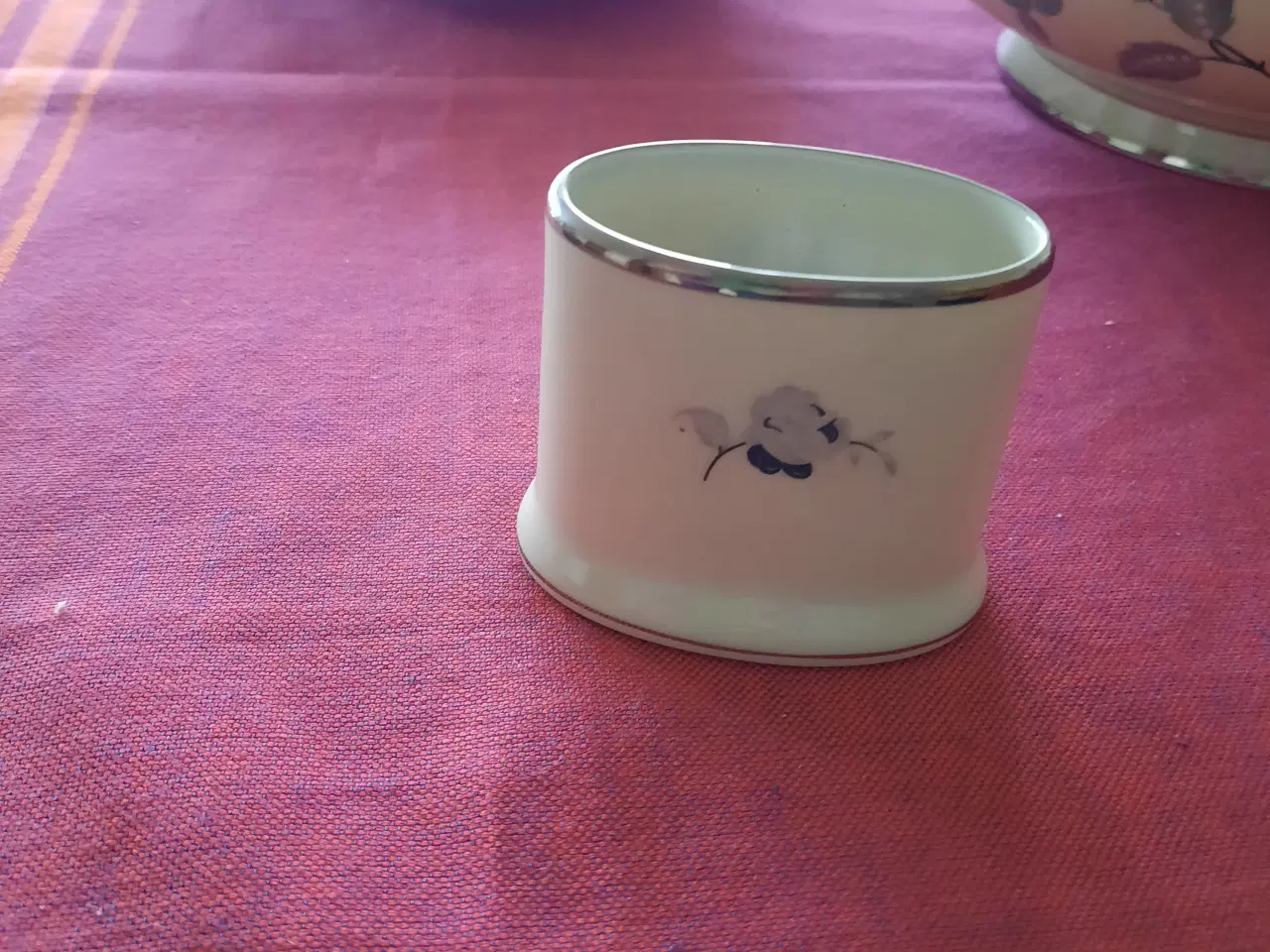 Billede 7 - Smukt spisestel med grå blomster