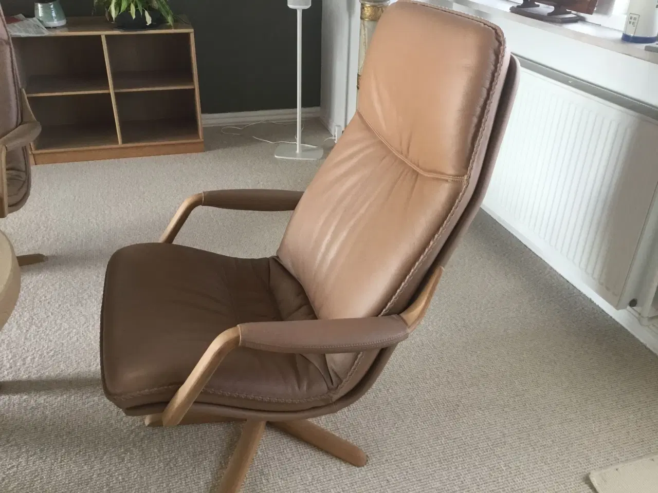 Billede 5 - 4 Berg Furniture Lænestole og rundt massiv egebord