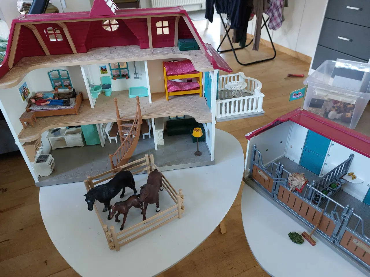 Billede 1 - Schleich bondegård med hestestald