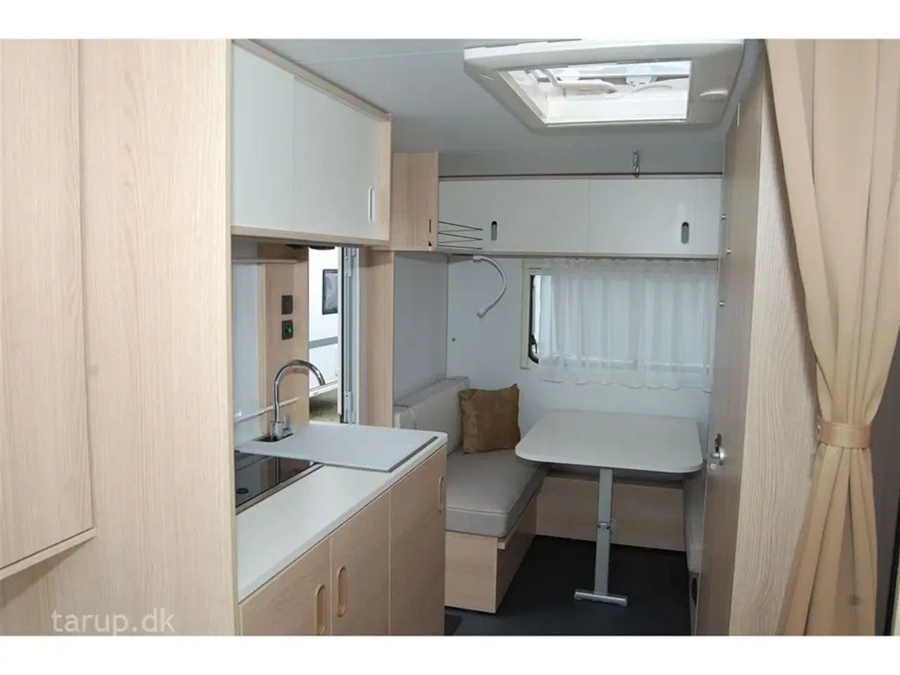 Billede 10 - 2024 - Adria Aviva 492 LU   Enkeltsenge m/udtræk og elevation, endesidde-gruppe, USB-stik,  142 l.  køleskab med fryser, tv-arm,