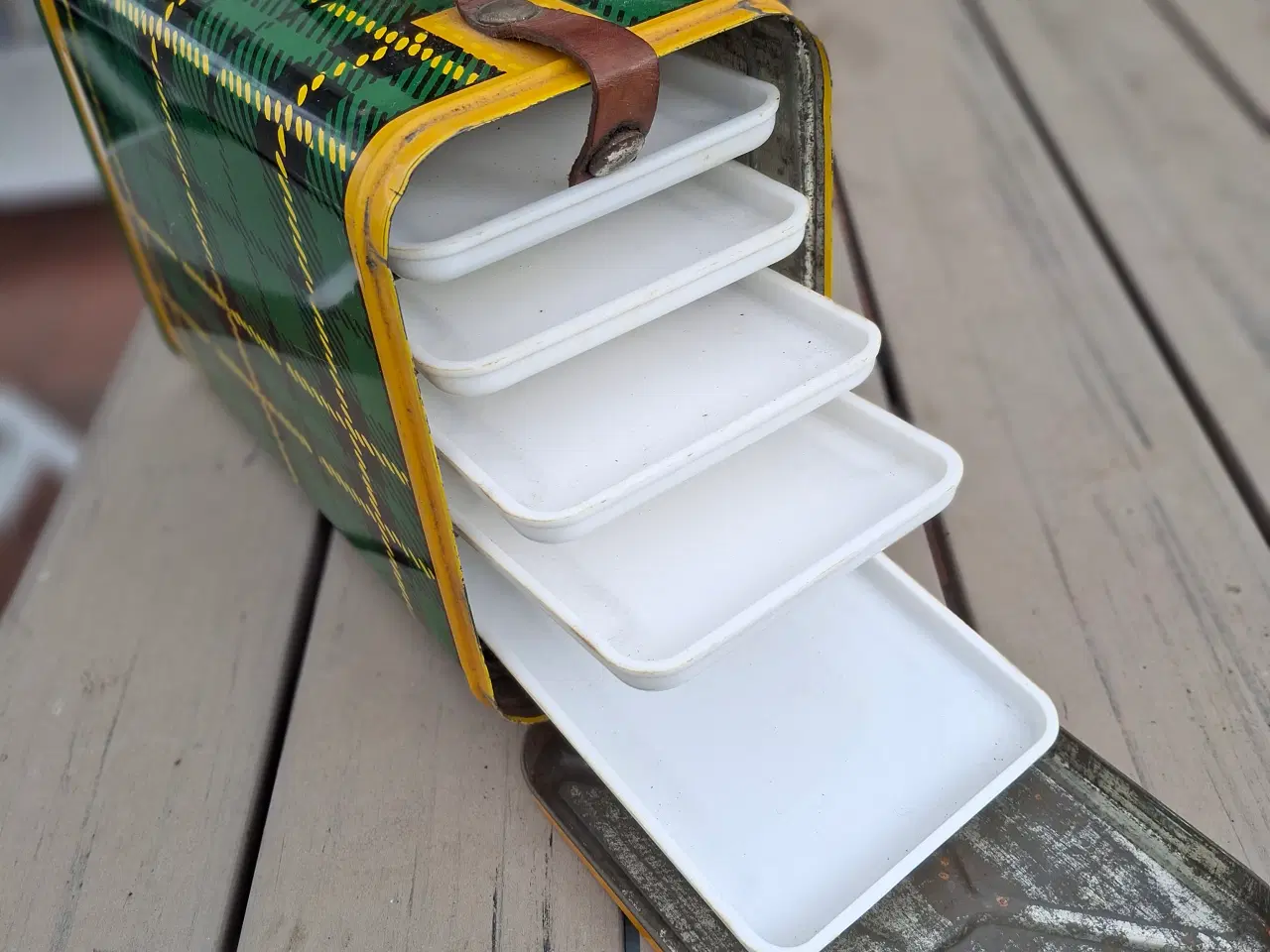 Billede 3 - Retro madkasse i grøn skotskternet blik