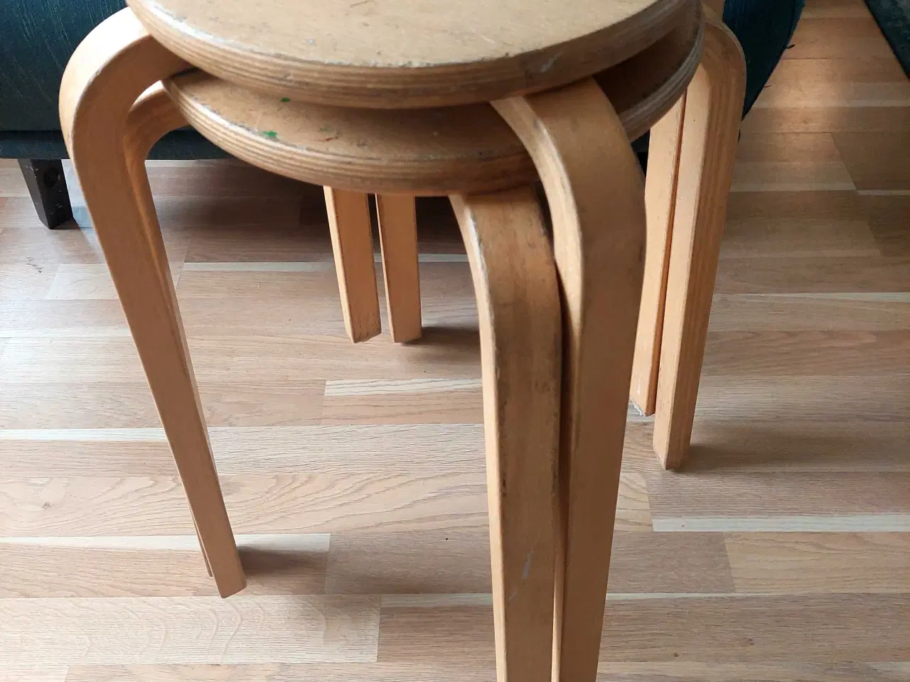 Billede 3 - 2 stk. klassiske taburetter i lyst træ