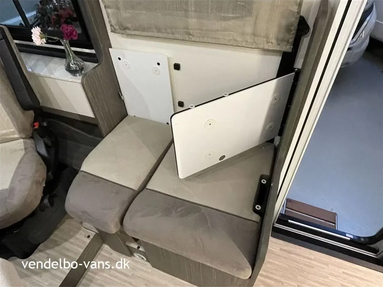 Billede 10 - 2026 - McLouis Nevis Lounge og stor højdejusterbar dobbeltseng bag + dobbeltseng foran