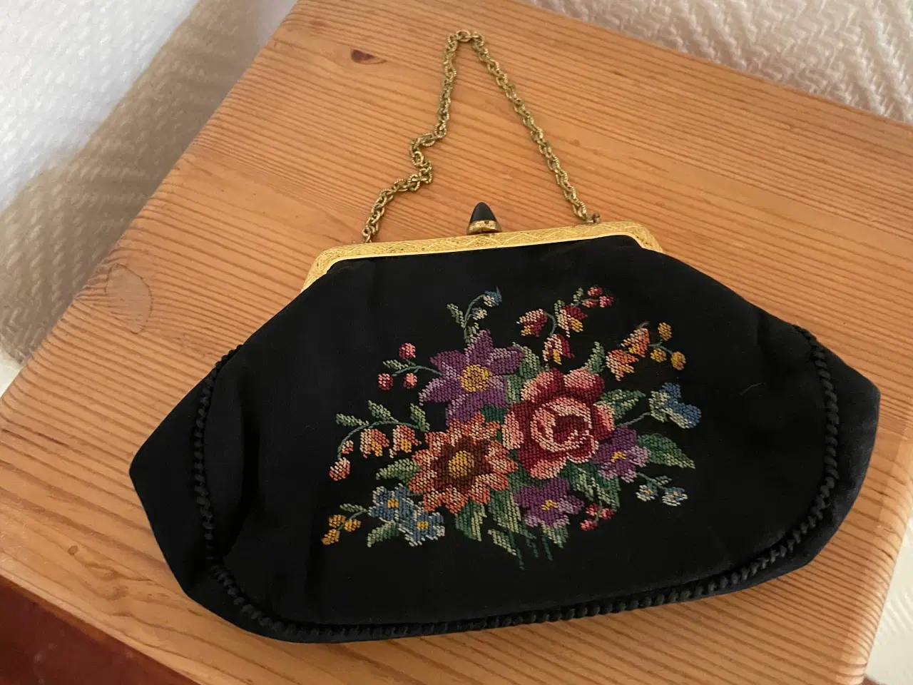 Billede 1 - Sort selskabstaske med broderi 