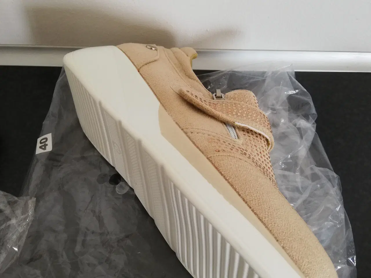 Billede 1 - Lys Sneakers m lynlås