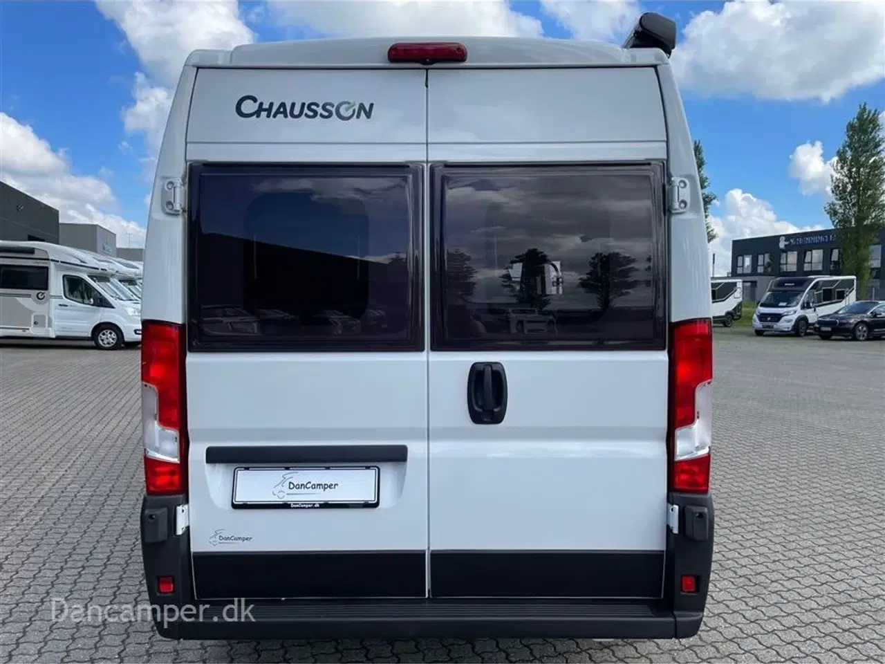 Billede 4 - 2024 - Chausson First Line V594 MAX   Nedsat med kr. 62.800,- Super spændende van med to dobbeltsenge på tværs i køjesystem. 2,2, L motor , 140 HK, solcelle og markise m.m.