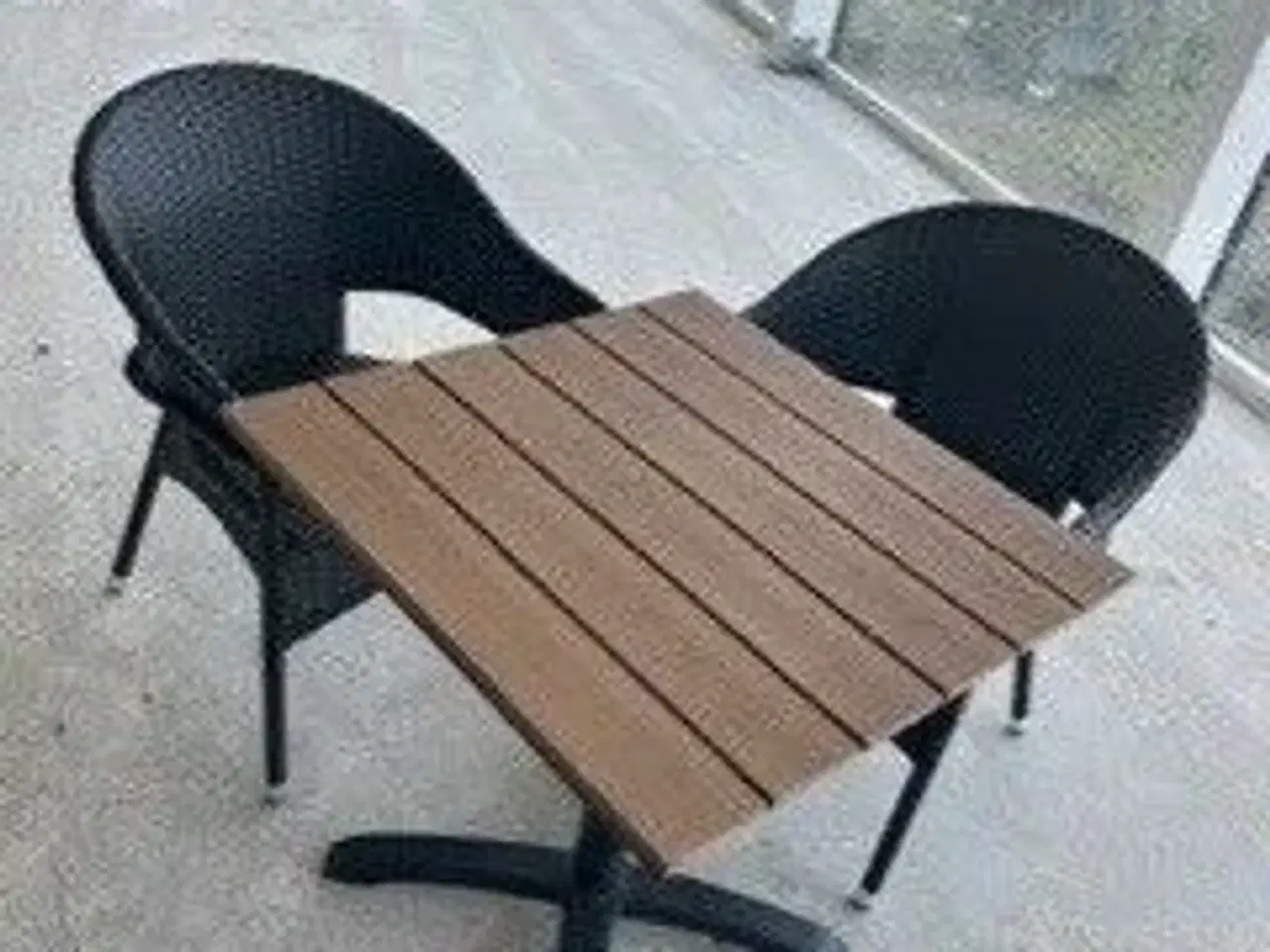 Billede 1 - Cafesæt med bord og to stole