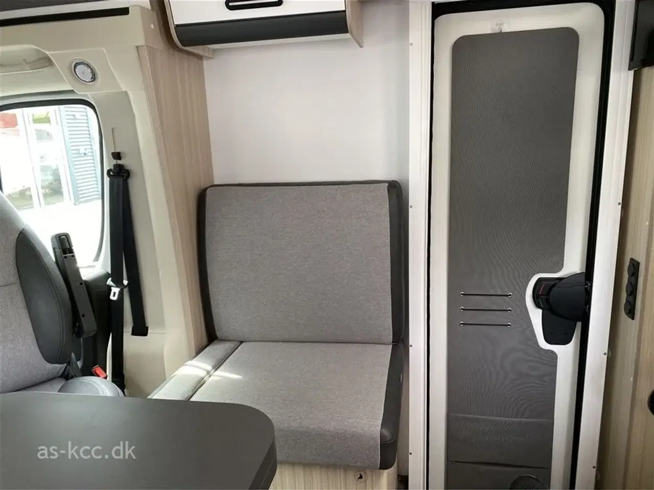 Billede 11 - 2021 - Sun Living S 75 SC   Sun Living S 75 SC autocamper med fritstående dobbeltseng.