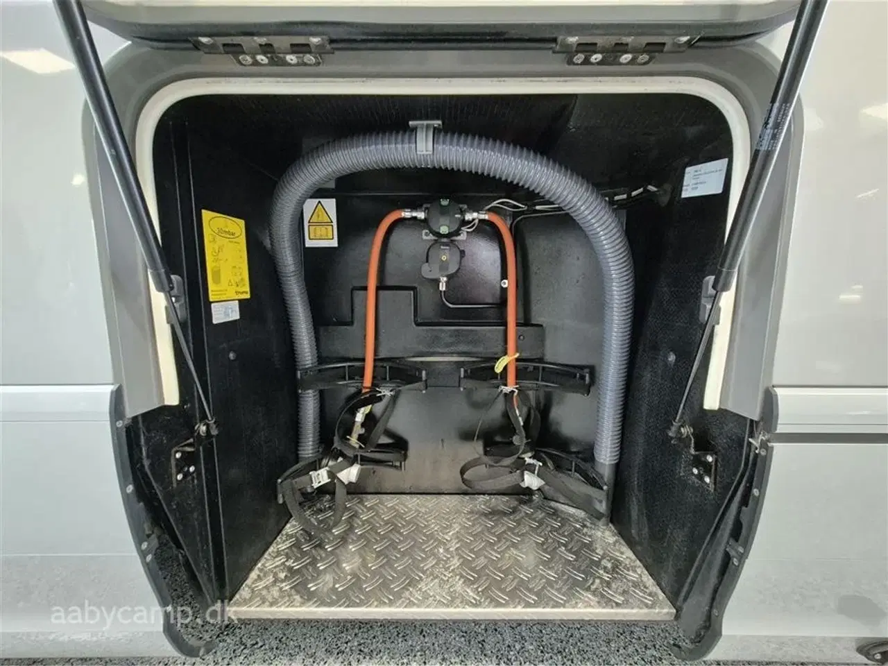 Billede 32 - 2023 - Hymer Masterline BML   9 trins Automatgear. 170 Hk. solceller. 2x 95Ah Batteri. 2000w inverter. Elektrisk markise. hydrauliske støtteben. Udv. gas/bruser. elektrisk indgangstrins ved både føre dør og bo-delsdør. queensbed.  Kun 14.700 Km!!!