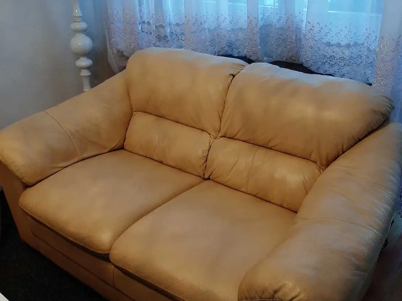 Billede 2 - Ældre beige lædersofasæt - 3+2, ok stand!