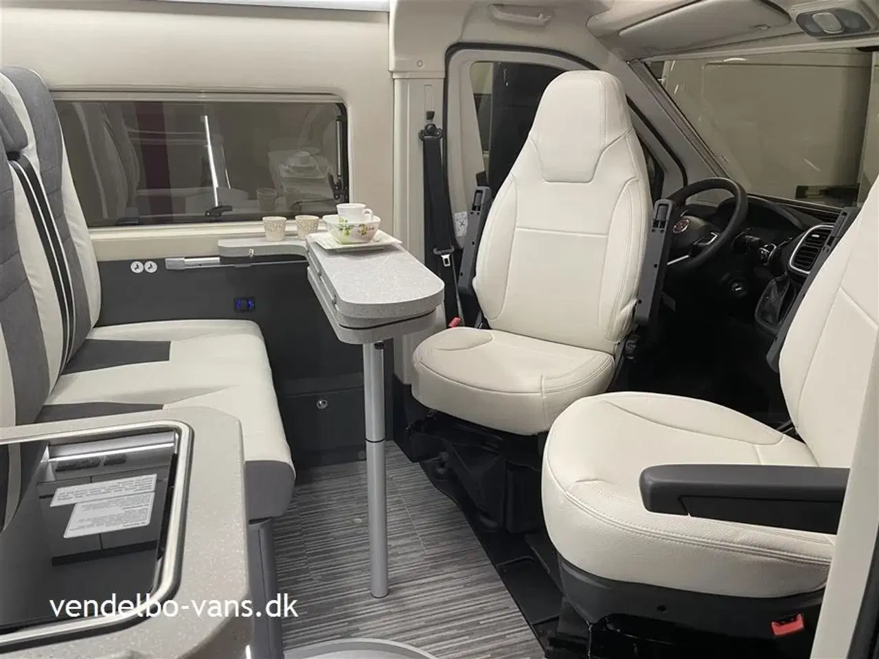 Billede 4 - 2022 - McLouis Menfys Van 04 Prestige Matic   Det er CamperVan topudgaven med masser af udstyr - Prestige Matic