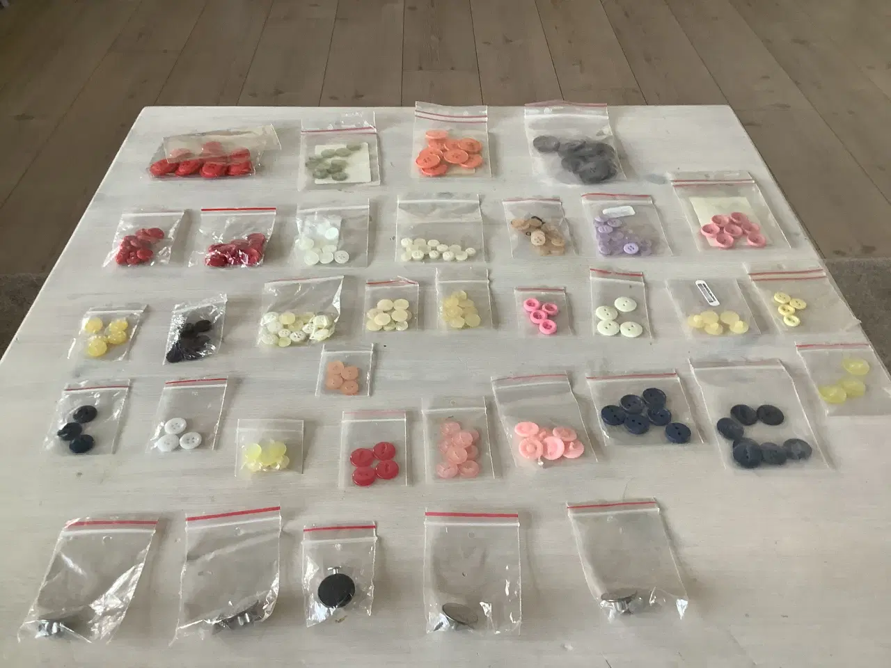 Billede 1 - Knapper i plast og metal flere farver.