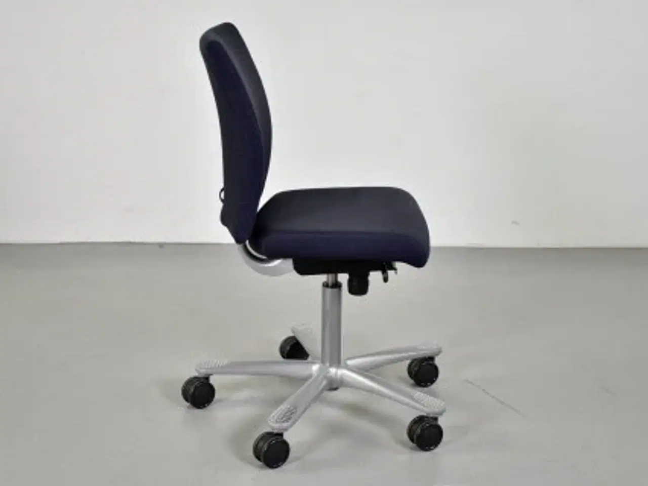 Billede 4 - Häg h04 credo 4200 kontorstol med sort/blå polster og alugråt stel